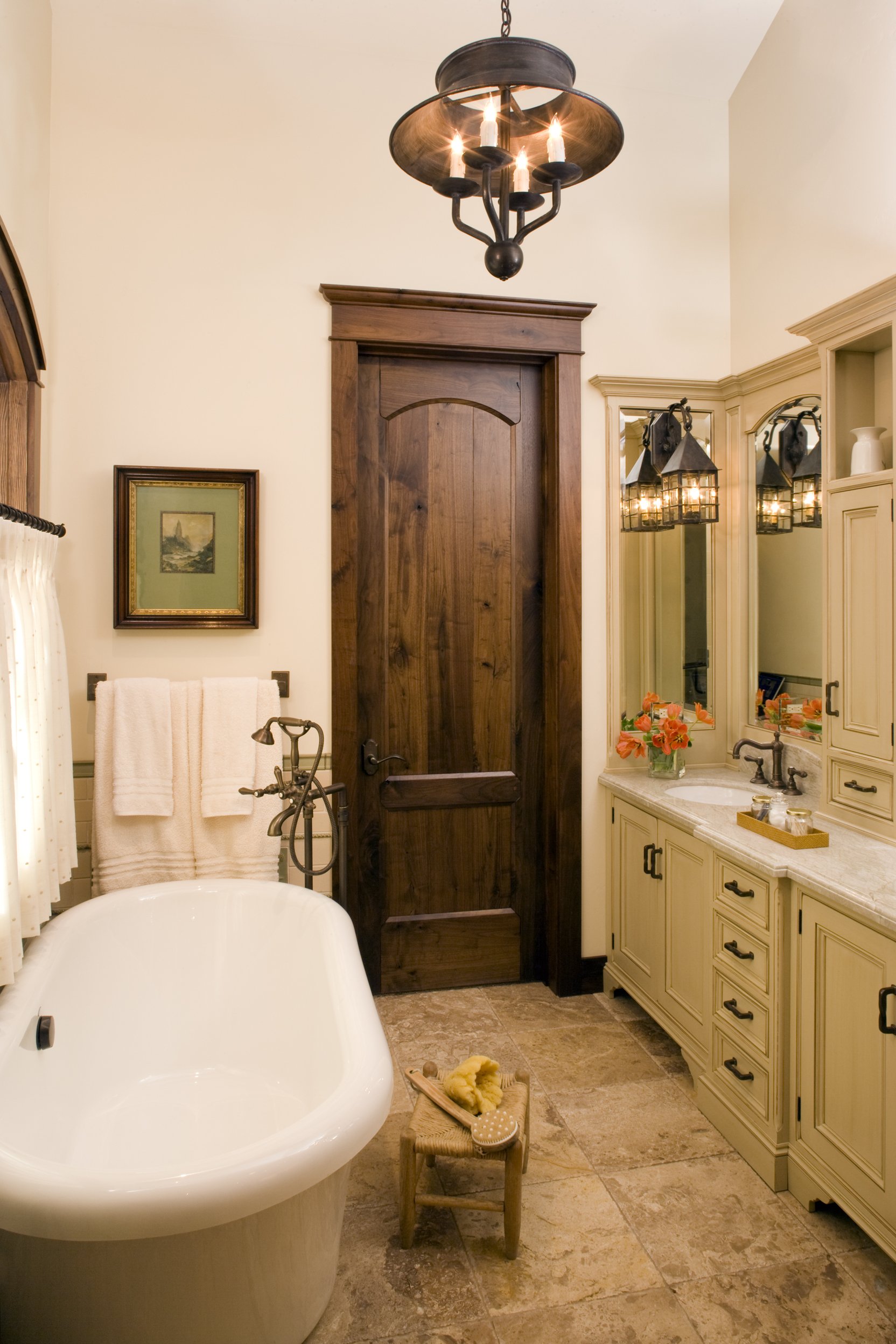 Rustic Mountain Bathroom with Big Bathtub in Mammoth Lakes, CA