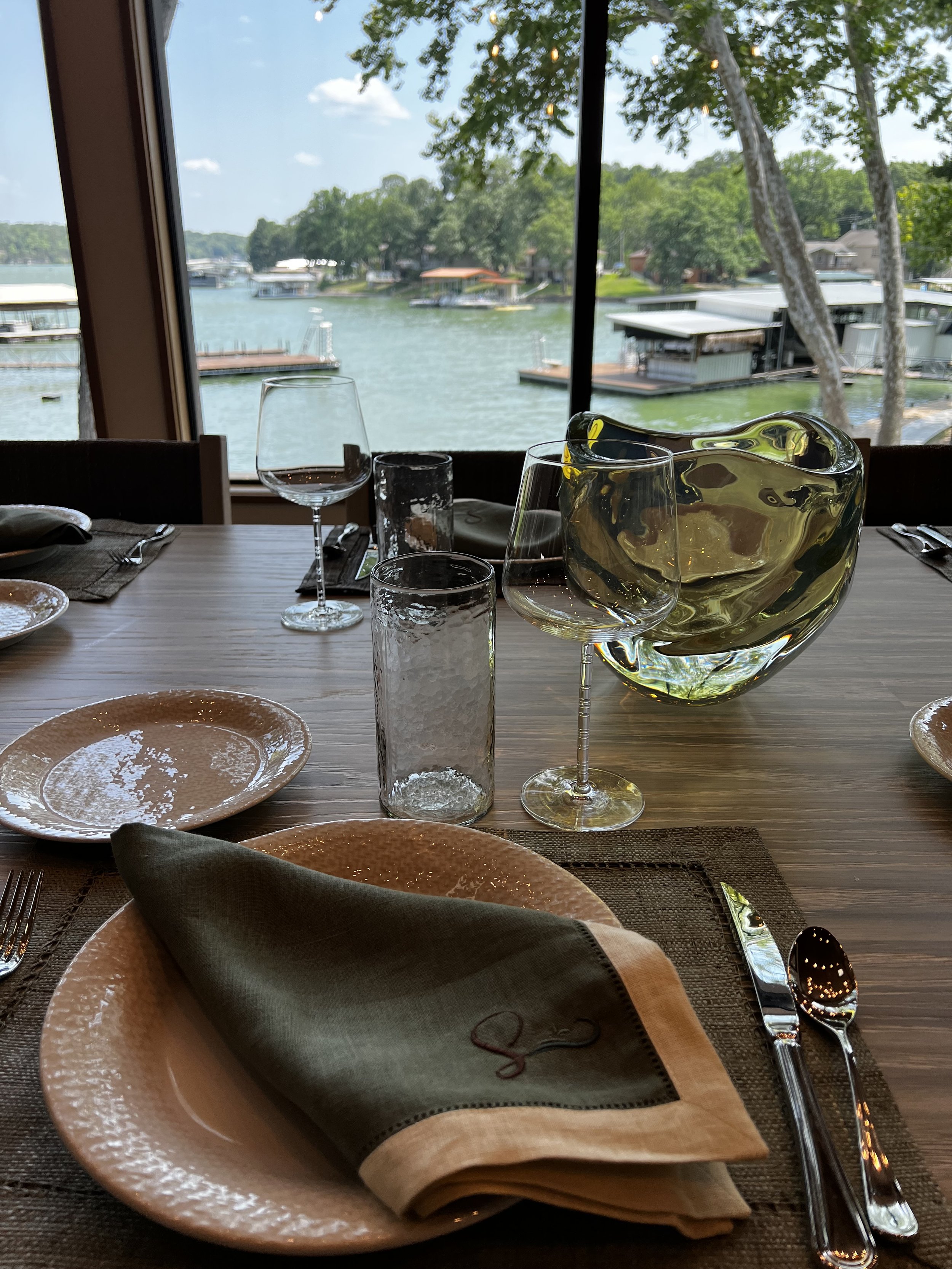 lakefront-dining-table-modern-home-ozarks.jpg