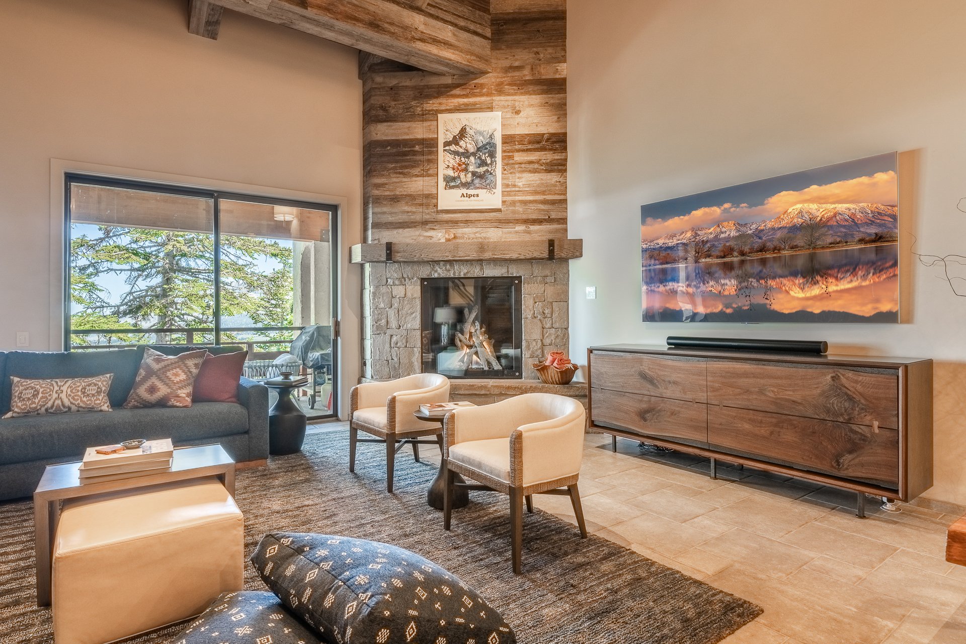mammoth-lakes-living-room-fireplace-mountain-view-the-bridges.JPG